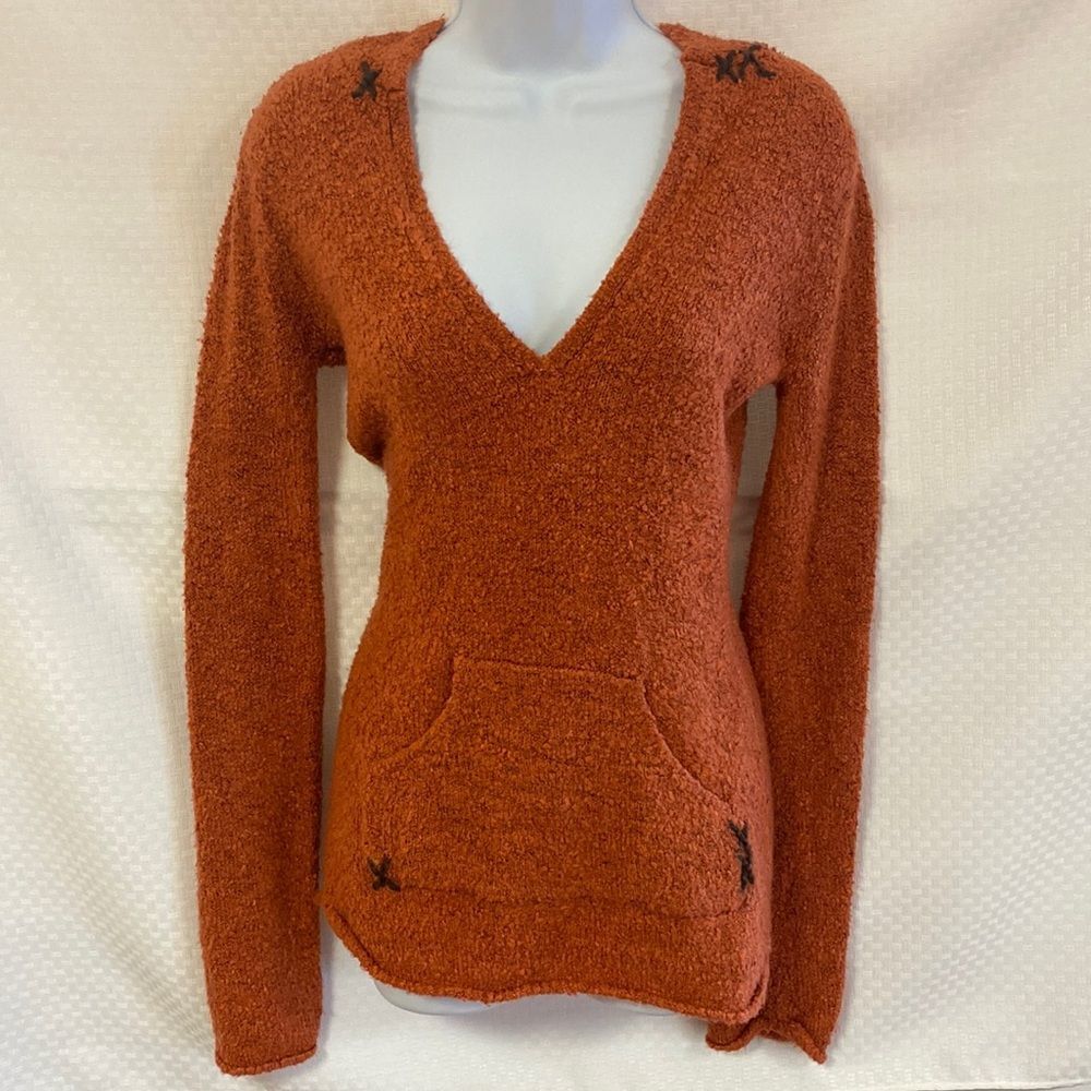 Trendy The Buckle BKE Orange Accent Sweater